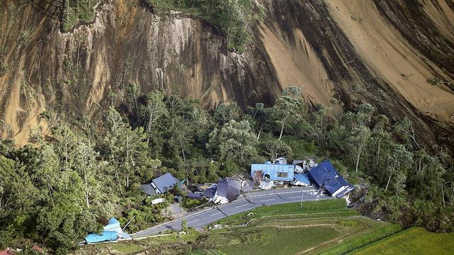 Un terremoto deja 9 muertos y decenas de desaparecidos en Japón