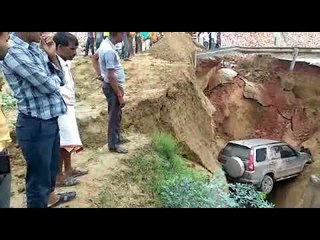 आगरा-लखनऊ एक्सप्रेस वे पर 15 फीट गहरे गड्ढे में गिरी SUV
