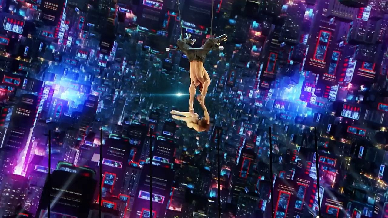 Duo Transcend Couple Performs Dangerous Trapeze And Roller Skate Act