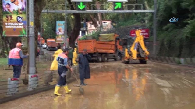 Sarıyer'de aşırı yağış nedeniyle Sarıyer Tüneli Maslak yönüne trafiğe kapatıldı.