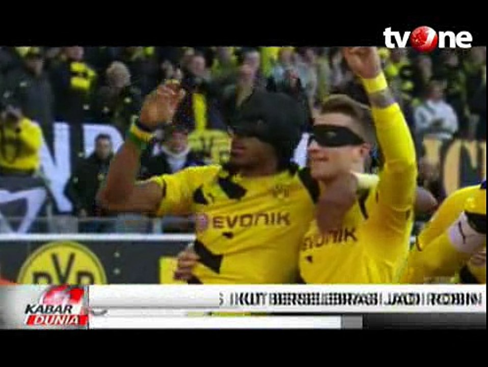 Batman & Robin Rayakan Gol Borussia Dortmund