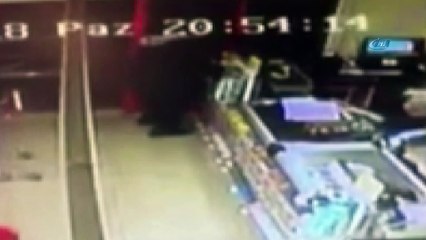 İstanbul’da “kırmızı eldiven” ile silahlı market soygunu kamerada
