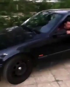 Méthode de cité pour réparer un capot de voiture