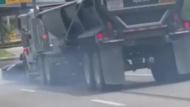 Un poids lourd traîne une Mercedes sur plusieurs mètres