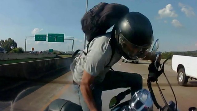Un motard percute une voiture de plein fouet