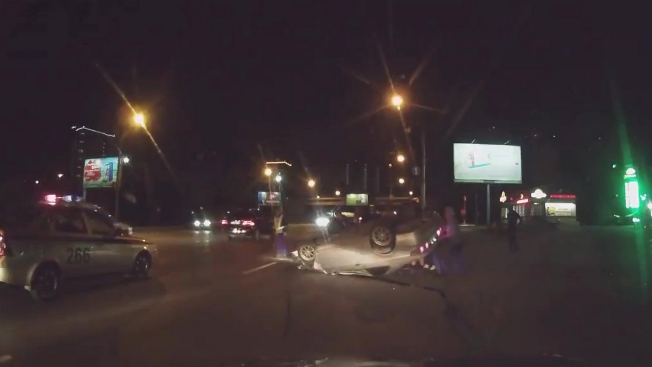 Un automobiliste retourne sa voiture tout seul et glisse sur le toit sur plusieurs mètres