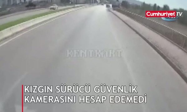 Kızgın sürücü güvenlik kamerasını hesap edemedi