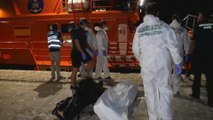 Trasladan a Motril 107 inmigrantes, entre ellos 5 muertos, rescatados en Alborán