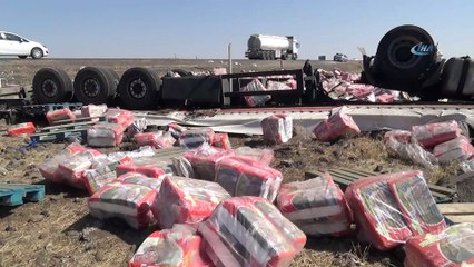 Devrilen TIR'da bulunan hasta bezleri etrafa saçıldı