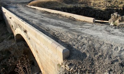 Tarihi köprüye dökülen asfalt söküldü