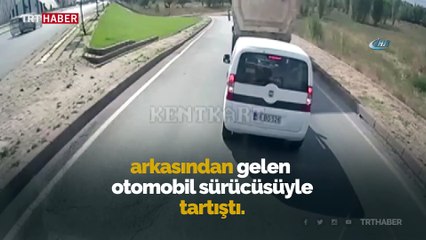Kızgın sürücü vitesi geriye takıp arkasındaki araca çarptı