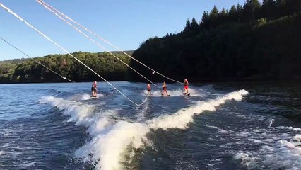 4 frères et soeurs de 3 à 9 ans font de ski nautique ensembles