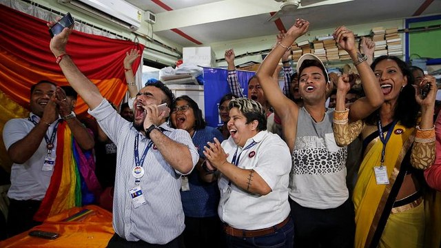 Hindistan mahkemesi eşcinsel ilişkiyi serbest bıraktı