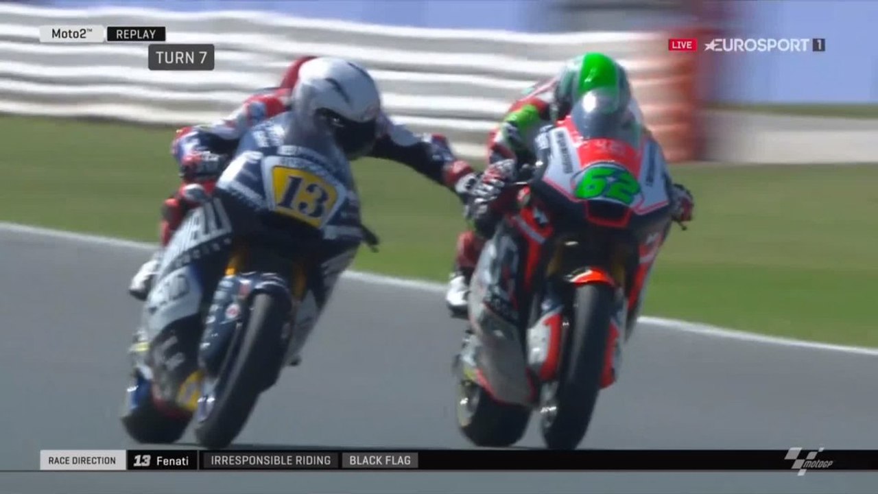 Fou ! Romano Fenati appuie sur le levier de frein d'un adversaire à pleine vitesse