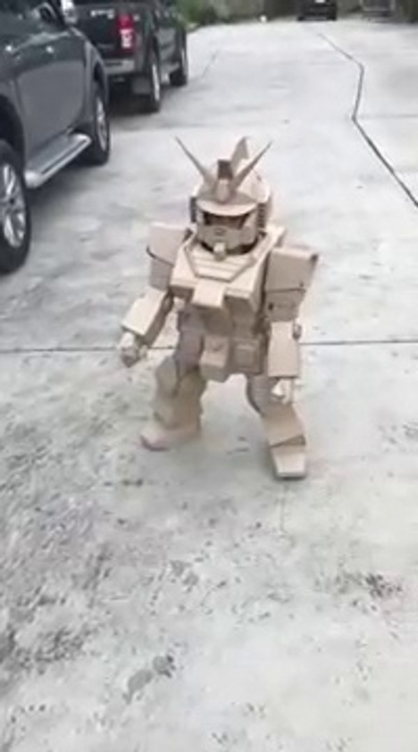 Il fabrique un costume de robot en carton pour son enfant et c'est une  réussite - Vidéo Dailymotion