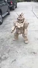 Il fabrique un costume de robot en carton pour son enfant et c'est une réussite