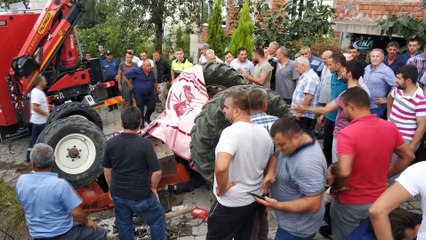 Traktörün altında kalan çiftçi hayatını kaybetti, yakınları sinir krizleri geçirdi