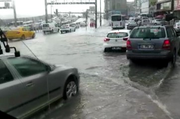 E-5'i Su Bastı, Sürücüler Zor Anlar Yaşadı