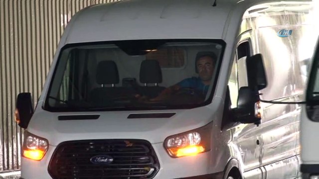 Avcılar'da minibüs ve şoförü sel sularında mahsur kaldı