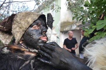 Keçi Derisi Giyip, Dana Kılından Bıyık Takıyorlar