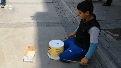 İzmir sokaklarındaki Suriyeli Yusuf ve plastik kovası