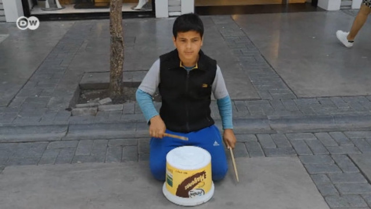 İzmir sokaklarındaki Suriyeli Yusuf ve plastik kovası