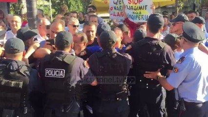 Elbasan, Rama takon mësuesit; opozita përplaset me policinë  - Top Channel Albania