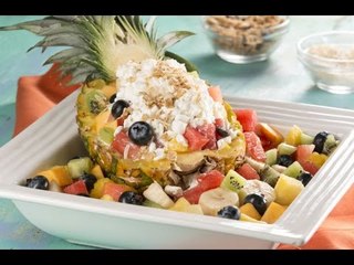 Ensalada de Frutas con Queso Cottage en Barco de Piña