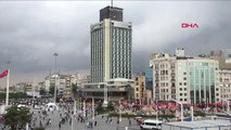 İstanbul Taksim'i Kara Bulutlar Kapladı