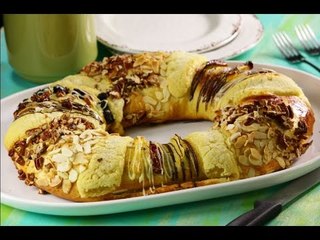 Rosca de Reyes Decorada con Frutos Secos, Azúcar, Almendras y Chocolate
