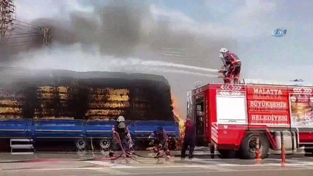 Alev alan saman yüklü tır alev topuna döndü