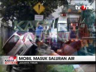 Hindari Tabrakan, Mobil Masuk ke Saluran Air