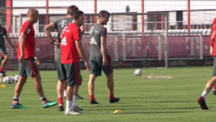 下载视频: Football: Head coach or player? Kovac brothers join in with Bayern training