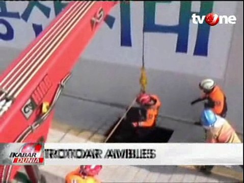 Trotoar Ambles, Dua Pejalan Kaki Terperosok