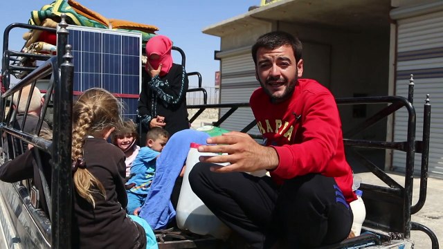 Cientos de sirios huyen de Idlib por temor a ofensiva de régimen