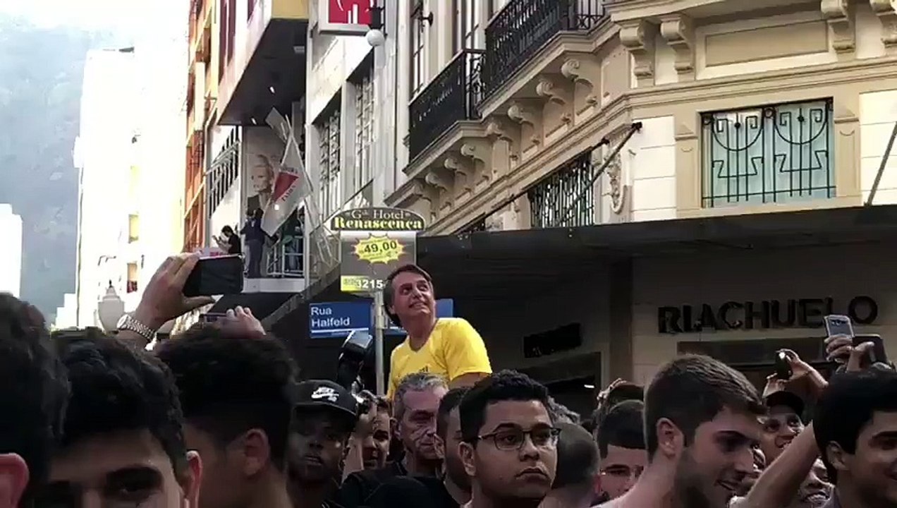 BOLSONARO É ESFAQUEADO EM MINAS GERAIS