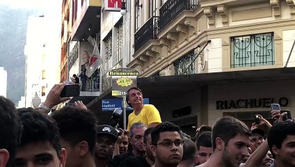 Jair Bolsonaro é atacado durante campanha em MG