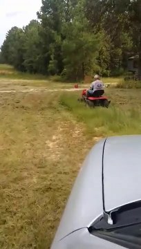Il fait une blague bien cruelle à son papy... Tellement drole