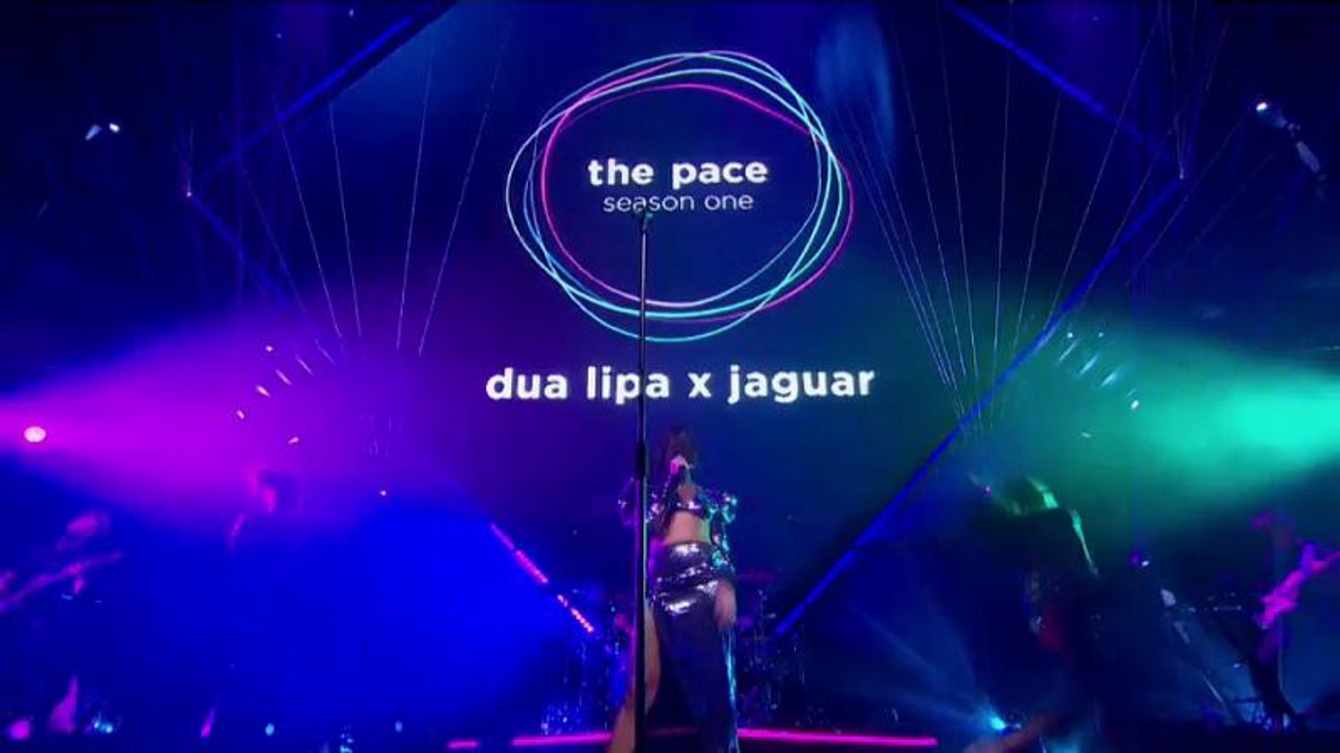 ⁣Dua Lipa, creare musica guidando una Jaguar