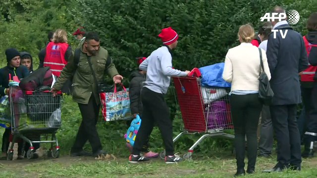 Policía francesa evacúa a cientos en campamento migrante