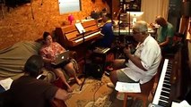 C'est dimanche... un peu de musique pour se détendre avec Farara Matai, interprété par les musiciens et chanteurs du spectacle Vahine Himene Tahiti : Reia et Mi