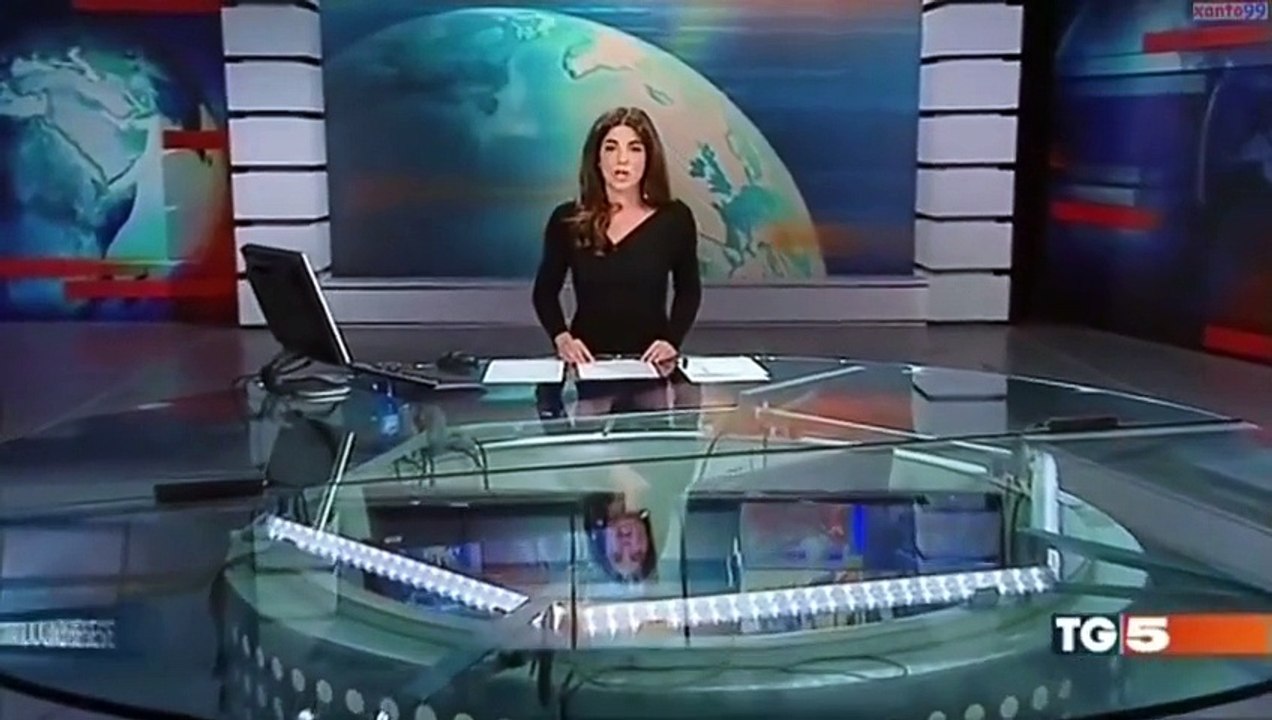 Cette journaliste oublie que la table est transparente ! Et hop, petite culotte pour tout le monde