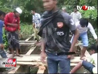 Warga Bongkar Jembatan Penghubung Antar Dusun