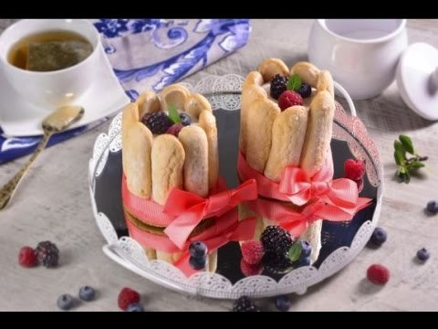 Mini Carlotas de Merengue con Frutos Rojos