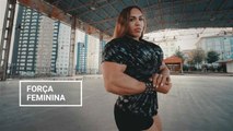 Campeã de powerlifting e fisiculturista com orgulho