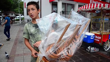 Küçük omuzlarında büyük yük...15 yaşındaki Barış hem okuyor hem simitçilik yapıyor