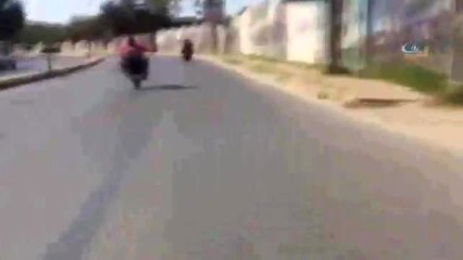 Motosikletli Maganda Kaza Yaptı: O Anlar Kamerada