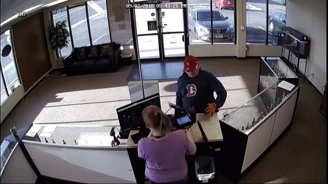 Un voleur très maladroit fait tomber son arme à feu lors de son braquage