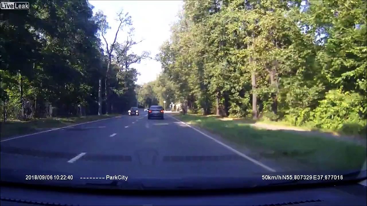 Ce motard atterrit sur le toit d'une voiture lui ayant grillé la priorité !