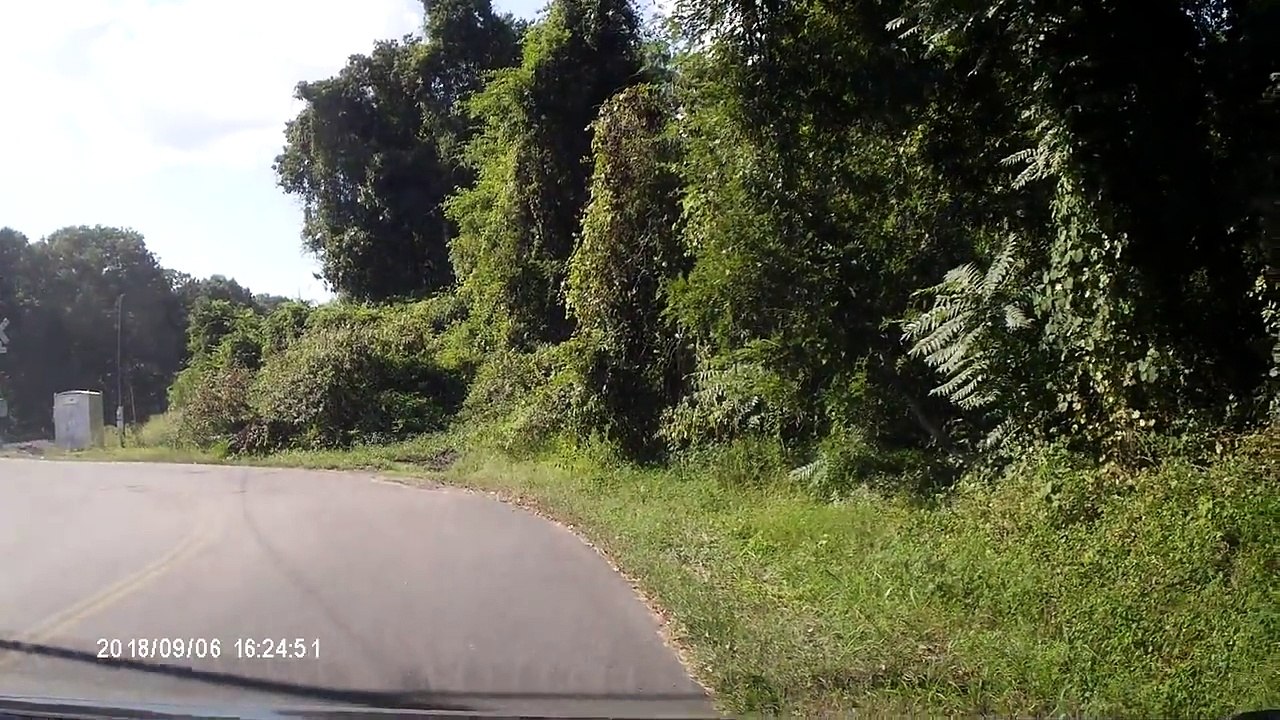 Coincé sur les rails ce camion est traversé par un train !
